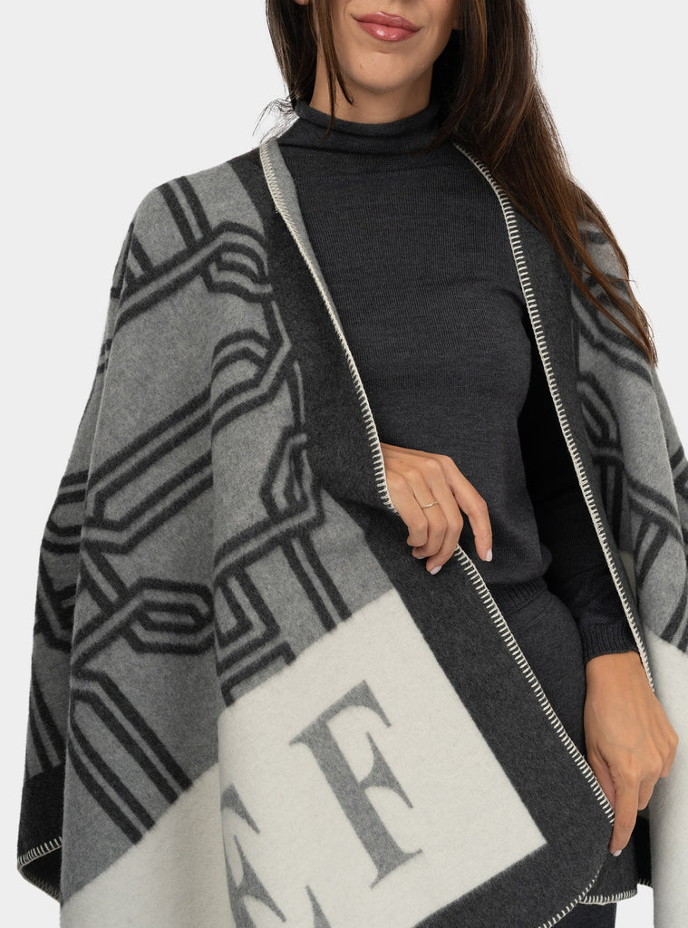 immagine-5-elisabetta-franchi-mantella-in-lana-jacquard-con-lettering-stola-mt02f47e1